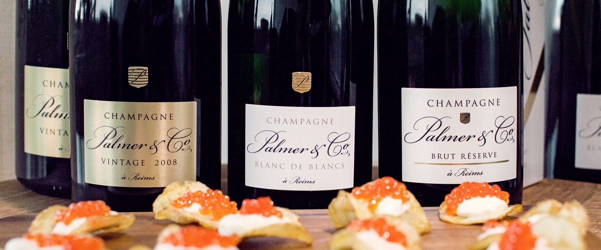 Löjromssnittar framför olika flaskor av Palmer & Co Champagne.