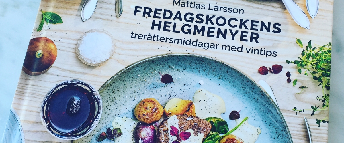 Ett bokexemplar av Fredagskockens Helgmenyer av Mattias Larsson.